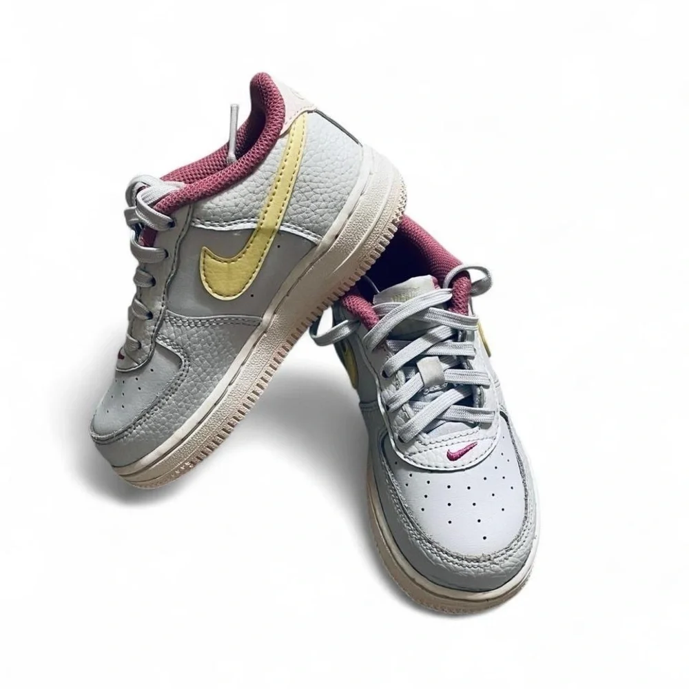 Nike Blue and Pink Sneakers Stylish Design